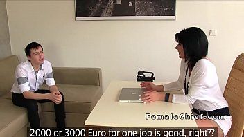 play سيدة سمراء تمارس الجنس مع شاب يريد الحصول على وظيفة
