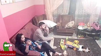 play Tiene agarres campesinos y le da una bofetada a la mujer cuando se la folla