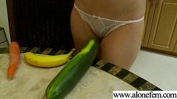 play La niña que se mete la fruta en el coño