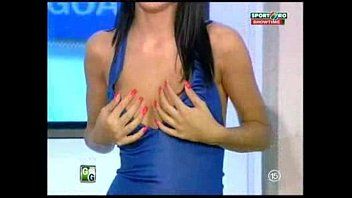 play Desnudos y desnudos en la televisión de Rumanía se desnudan cuando presentan deportes