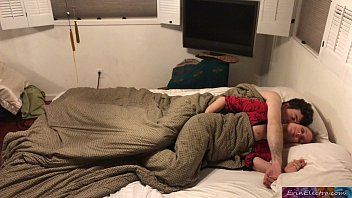 play De blonde dame wordt wakker met de pik van de man in haar xxl