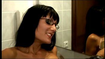 play De blondine met het sexy lichaam is tevreden met een grote lul