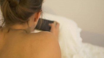 play La francese le ha penetrato il culo nella parte posteriore mentre giocava al telefono
