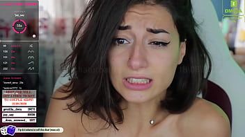 play Brunette beauty makes show in woman rooms