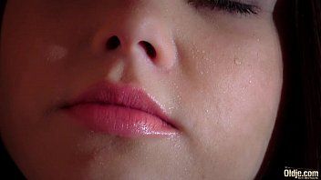 play Sesso in fattoria con un'adolescente che fa sesso con una donna di 60 anni