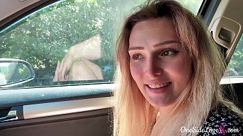 play Oralsex im Auto mit einer verheirateten Blondine