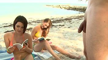 play Cristina en la playa de Costinesti se folla a un turista superdotado