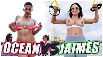play Il vecchio schiaffeggia la prostituta mentre la tira sulla schiena