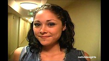play Ella tiene una gran experiencia y muestra su coño a todos en la red porno moldava panarame.
