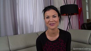 play Nachdem sie ihre Muschi massiert hat, steckt sie ihren Finger in ihre Kehle und hat dann Sex