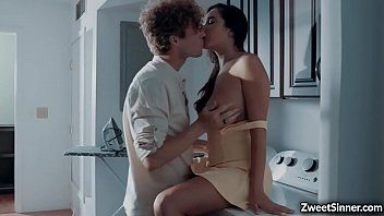 play Adolescente molto sexy che geme nel pene