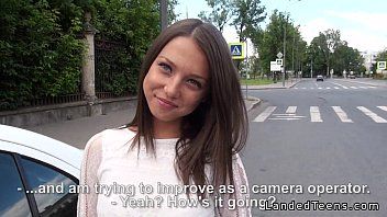 play Mooie brunette geneukt in het hotel door twee zwarten uit Afrika xnxx