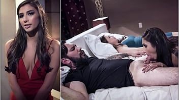 play Mentre questa bionda si siede con il suo pene molto profondo in gola, il suo amante le mette due dita dentro