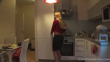 play Nachdem sie die Anmeldegebühr bezahlt hat, setzt sich diese Schlampe auf die Knie und fängt an