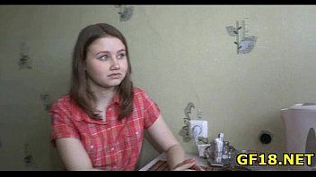 play إنها تريد دفع حدودها ومحاولة ممارسة الجنس مع اثنين في وقت واحد