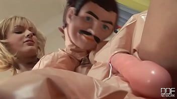 play الإباحية شقراء تفعل xxx مع قضيبها البلاستيكي الإباحية مع الثدي الشقراء الكبيرة