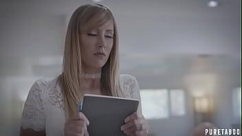 play Deze hete blondine voelt zich erg goed over de penis in haar keel en wil geneukt worden