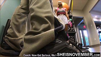play La bella dal seno grande che è esausta dopo gli esercizi di fitness ha parte di xxx