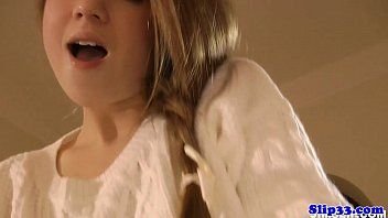 play Filmy xxx z 19-letnią dojrzałą blondynką, która robi niezłe ujęcie