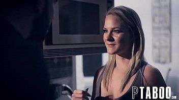 play La sua fica è molto calda e gonfia e vuole approfittare del pene di questo maschio