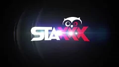 play La star du porno blonde bien roulée Alishia a soif de deux bites lors d'un festival de baise hardcore