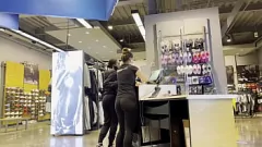 play Espie o bumbum rechonchudo de MILF com leggings suculentas em detalhes íntimos