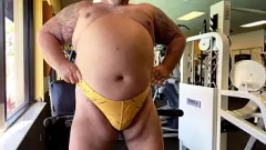 play Muscle Bear El orgasmo manos libres del abuelo en el gimnasio