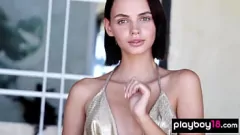 play Skinny brunette babe Lilit Ariel legt haar kleine tieten en geschoren poesje bloot in solo -striptease