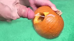 play Halloween Fuck Fest: la verdadera nena amateur compara el coño y la calabaza