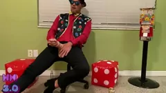 play لا يمكن لعامل الكازينو مقاومة Wank السريع: لقاء غرفة الاستراحة المليئة بالنائب