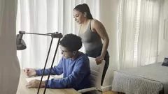 play La MILF aux gros seins Sheena Ryder récompense le travail acharné de son beau-fils avec une grosse bite