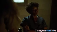 play Senzuală lesbiană neagră de gardă a închisorii într-o întâlnire erotică safică cu pussylicking și degete
