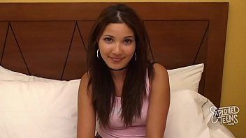play Adolescente com seios brasileiros transando pela webcam